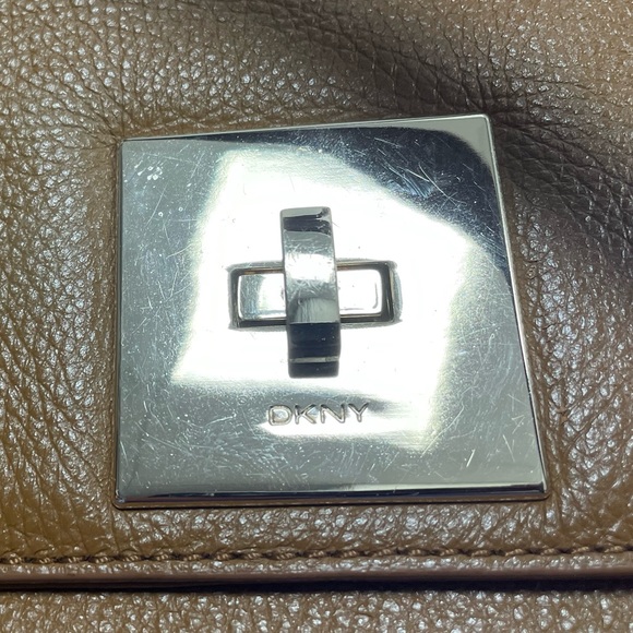 DKNY Brown leather handbag medium size perfect for fall/winter - Picture 8 of 12